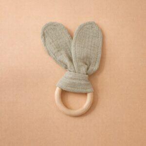 Hochet Rafael en bois et tissus DouceMama, jouet naturel et sensoriel pour éveil bébé