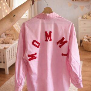 Chemise bleue, inscription mommy au dos